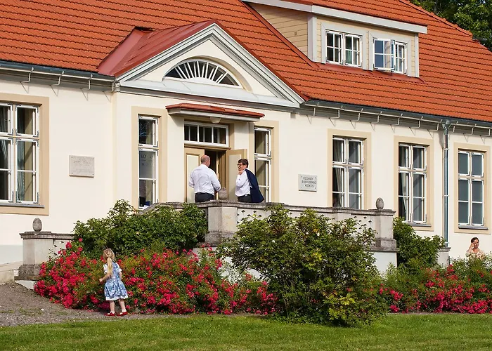 Loona Manor Hotell *